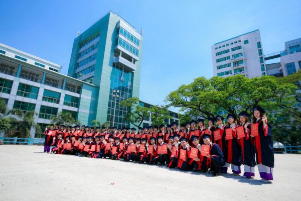 sinh viên tại lễ tốt nghiệp trường UIH