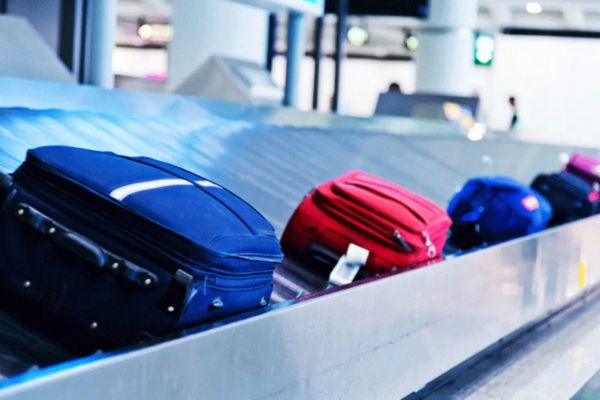 Hành lý trên thang cuốn của máy bay