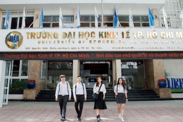 sinh viên trường Đại học Kinh tế Thành phố Hồ Chí Minh (UEH)