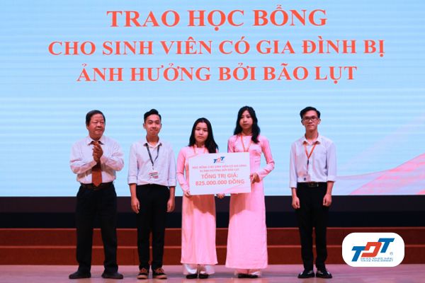 lễ trao học bổng Trường Đại học Tôn Đức Thắng