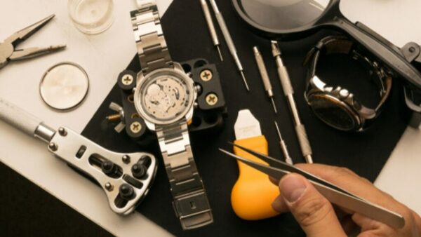 Chuẩn bị trước khi thực hiện cách lắp pin vào đồng hồ đeo tay