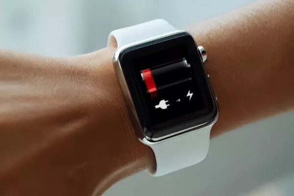 Vì sao đồng hồ nhanh hết pin?