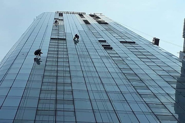Quy Trình Dịch Vụ Vệ Sinh Kính Mặt Ngoài Tòa Nhà Cao Tầng