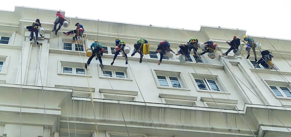 Báo Giá Dịch Vụ Vệ Sinh Kính Mới Nhất Tại Hồ Chí Minh