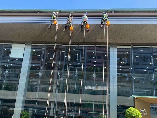 Vệ Sinh Kính Văn Phòng Chuyên Nghiệp Cần Những Gì?