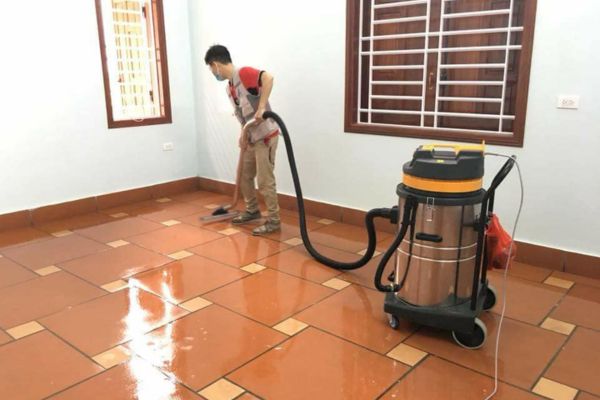 Sử dụng dung dịch tẩy rửa sàn gạch