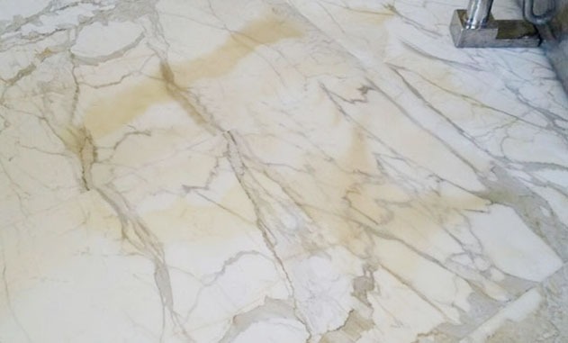 tay-vet-o-tren-mat-da-trang-1